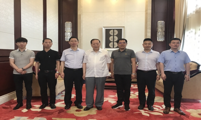 北冰院長(zhǎng)代表湖南生產(chǎn)力學(xué)會(huì)接待中國生產(chǎn)力學(xué)會(huì)常務(wù)副會(huì)長(zhǎng)陳勝昌