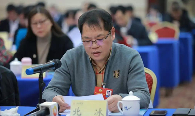 “建言資政勇?lián)?dāng)，一枝一葉總關(guān)情”——“明星”委員北冰出席省政協(xié)十二屆二次會(huì)議后記