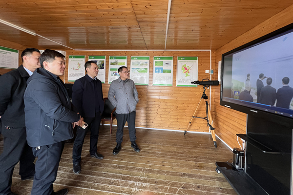 北冰院長在“守護好一江碧水”首倡地展陳館觀看《習(xí)近平總書記情系長江》紀(jì)錄片_副本.jpg