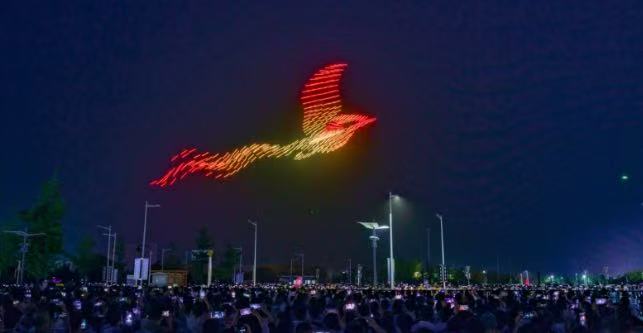 無人機(jī)表演屬于低空經(jīng)濟(jì)的一部分，圖源央廣網(wǎng).jpg